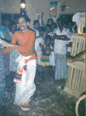 Ein Suniyam-Kariya (spez. Dämonenbeschwörer) bei der Arbeit